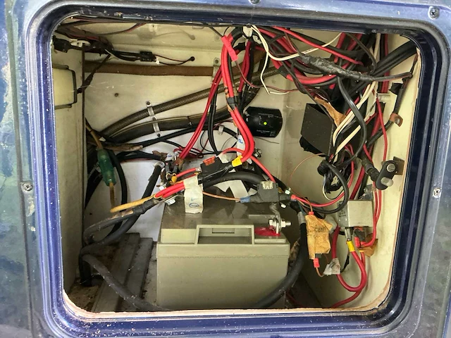 2003 camperbouw holland - be-oplegger ingericht als complete woon-/verblijfswagen met garage, generator, zonnepanelen en hydraulisch nivelleersysteem - afbeelding 78 van  110