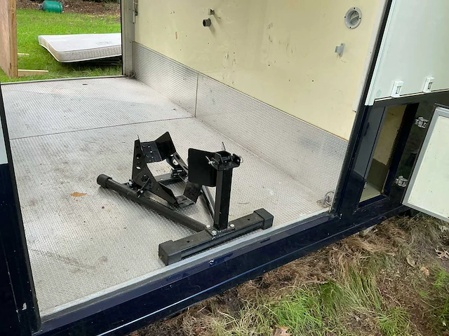 2003 camperbouw holland - be-oplegger ingericht als complete woon-/verblijfswagen met garage, generator, zonnepanelen en hydraulisch nivelleersysteem - afbeelding 86 van  110