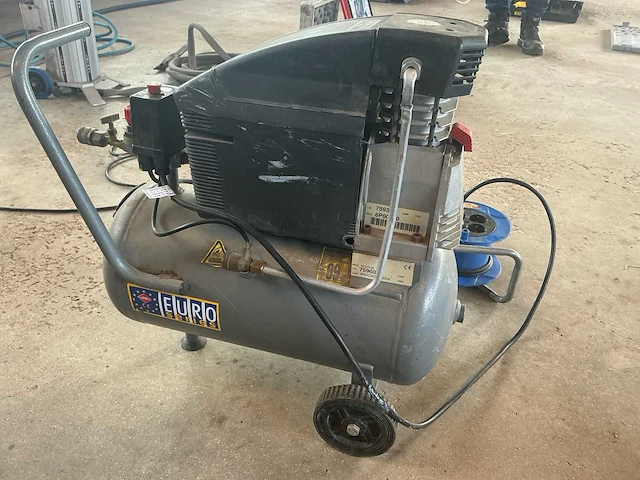 2003 euro series hl 215-25 verrijdbare luchtcompressor met drukvat en dubbele manometer - afbeelding 1 van  5