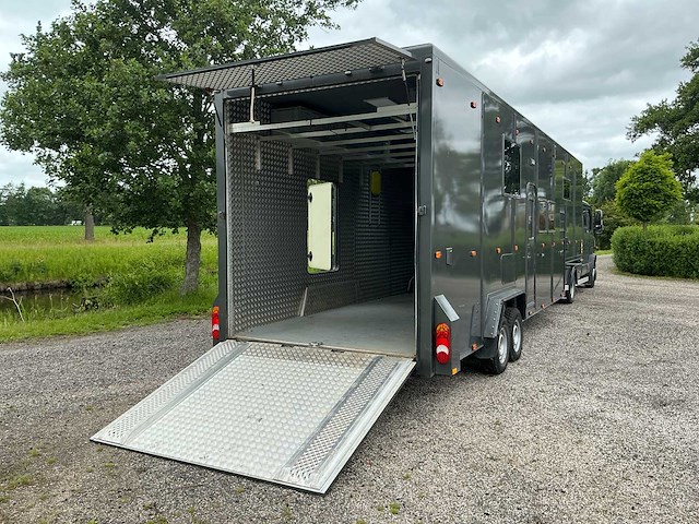 2003 mercedes-benz vrachtwagen met race trailer - afbeelding 25 van  87