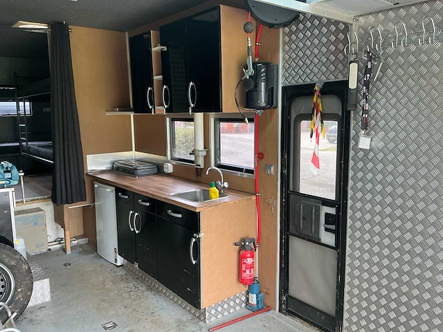2003 mercedes-benz vrachtwagen met race trailer - afbeelding 38 van  87