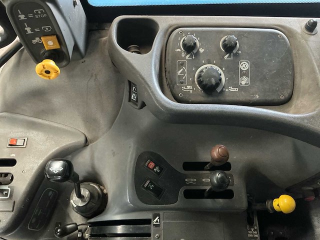 2003 new holland ts110 vierwielaangedreven landbouwtractor - afbeelding 13 van  15