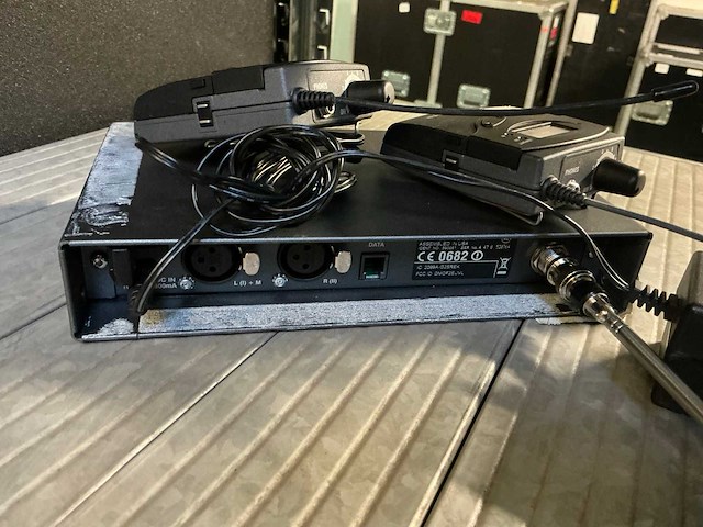 2003 sennheiser ew300g2 a in-ear zender met 2 belt receivers - afbeelding 5 van  5