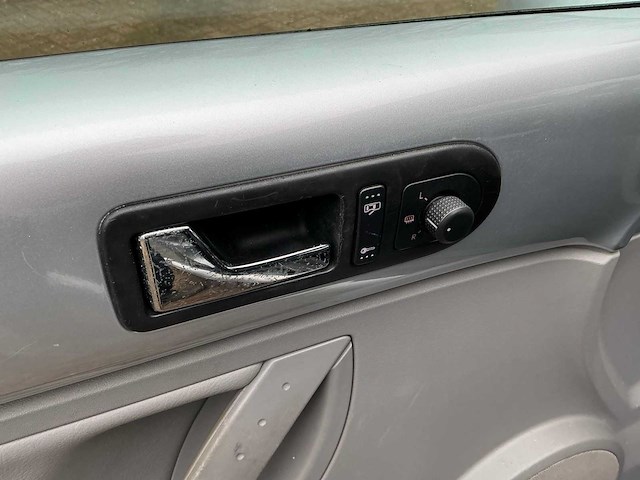 2003 volkswagen new beetle 2.0 cabriolet - afbeelding 24 van  37