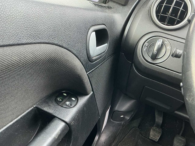 2004 - ford - fiesta - 1.4-16v ghia - personenauto - afbeelding 11 van  12