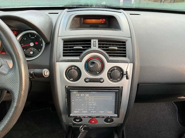2004 - renault - mégane coupé-cabriolet - 2.0-16v dynam.luxe - personenauto - afbeelding 9 van  9