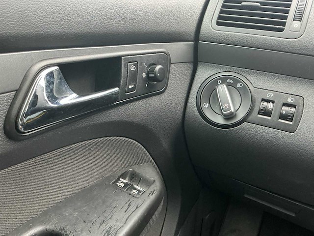 2004 - volkswagen - touran - 1.6-16v fsi athene - personenauto - afbeelding 11 van  12