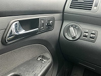 2004 - volkswagen - touran - 1.6-16v fsi athene - personenauto - afbeelding 11 van  12