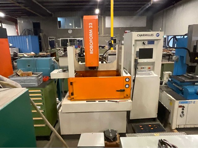 2004 charmilles roboform 23 zinkvonkmachine met gereedschap/onderdelen kast - afbeelding 1 van  29
