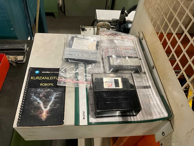 2004 charmilles roboform 23 zinkvonkmachine met gereedschap/onderdelen kast - afbeelding 22 van  29