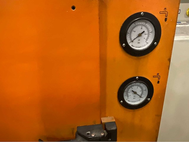 2004 charmilles roboform 23 zinkvonkmachine met gereedschap/onderdelen kast - afbeelding 27 van  29