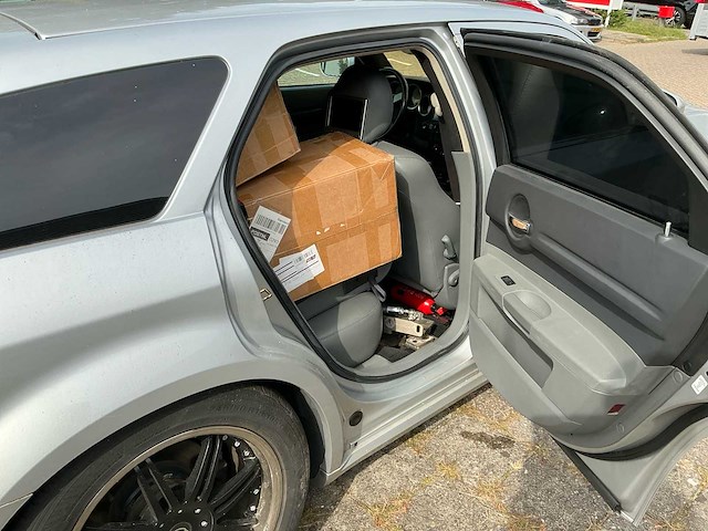 2004 dodge magnum rt station wagen personenauto - afbeelding 16 van  27