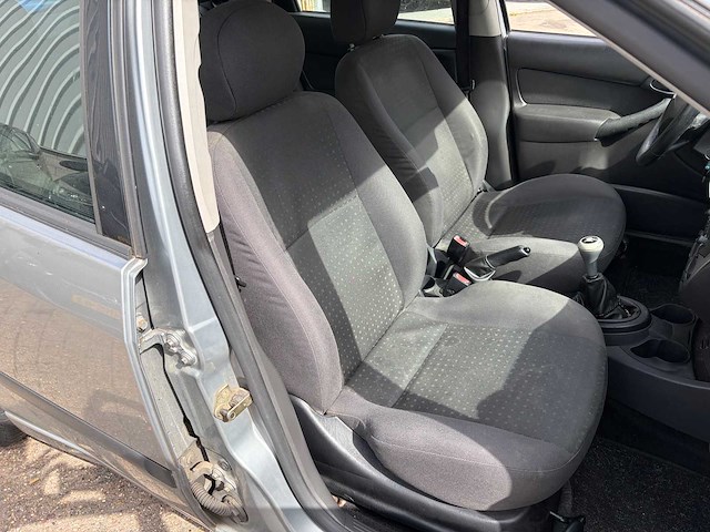 2004 ford focus wagon 1.6-16v trend personenauto - afbeelding 11 van  29