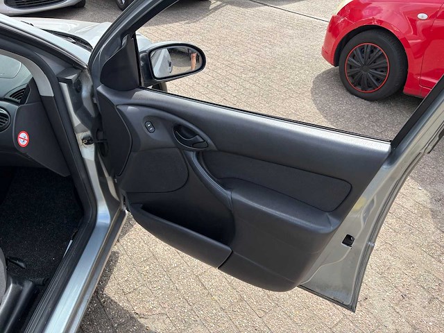 2004 ford focus wagon 1.6-16v trend personenauto - afbeelding 13 van  29