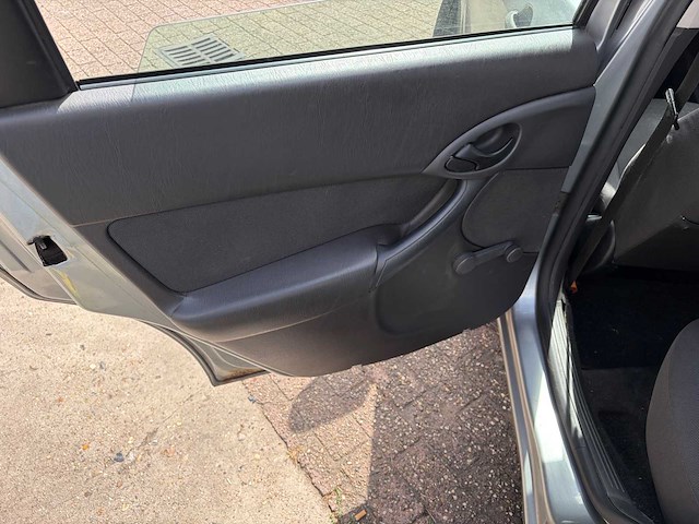 2004 ford focus wagon 1.6-16v trend personenauto - afbeelding 18 van  29
