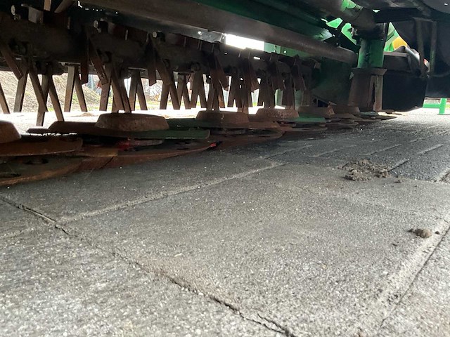 2004 john deere 331 achtermaaier met kneuzer - afbeelding 19 van  19