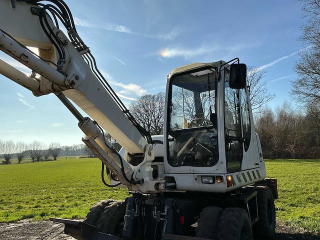 2004 komatsu pw95 banden graafmachine - afbeelding 2 van  21