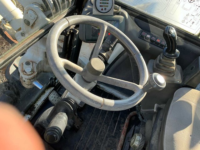 2004 komatsu pw95 banden graafmachine - afbeelding 9 van  21