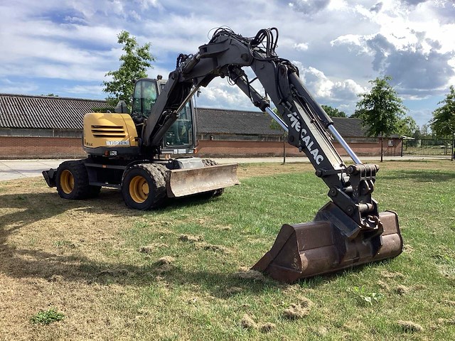 2004 mecalac 714 mw banden graafmachine - afbeelding 1 van  37