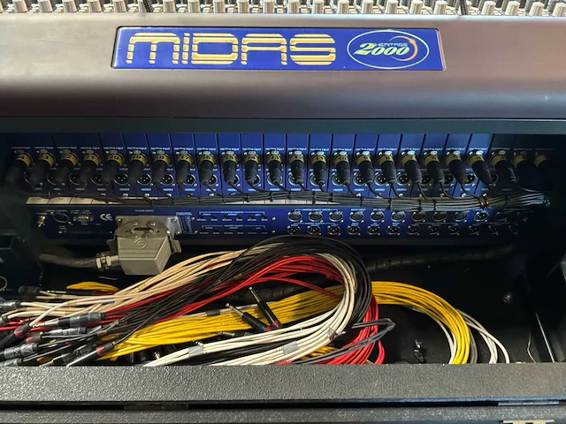 2004 midas heritage 2000 analoge mengtafel met fx rack - afbeelding 15 van  17