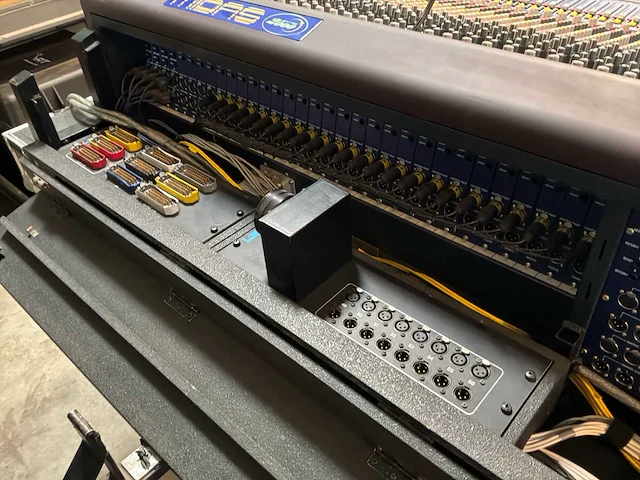 2004 midas heritage 2000 analoge mengtafel met fx rack - afbeelding 17 van  17
