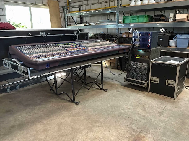 2004 midas heritage 2000 analoge mengtafel met fx rack - afbeelding 1 van  17