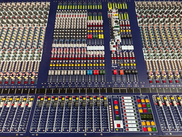 2004 midas heritage 2000 analoge mengtafel met fx rack - afbeelding 6 van  17