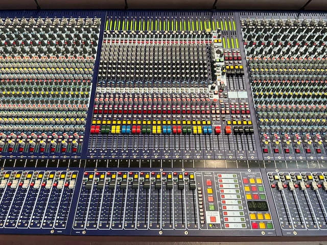 2004 midas heritage 3000 analoge mengtafel met fx rack en eq rack - afbeelding 19 van  23