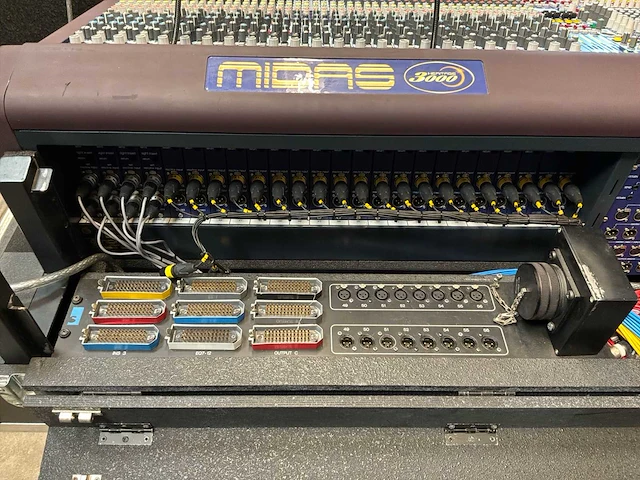 2004 midas heritage 3000 analoge mengtafel met fx rack en eq rack - afbeelding 2 van  23