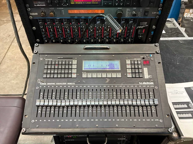 2004 midas heritage 3000 analoge mengtafel met fx rack en eq rack - afbeelding 9 van  23