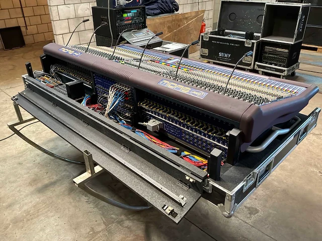 2004 midas heritage 3000 analoge mengtafel met fx rack en eq rack - afbeelding 21 van  23