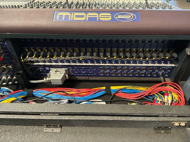 2004 midas heritage 3000 analoge mengtafel met fx rack en eq rack - afbeelding 22 van  23