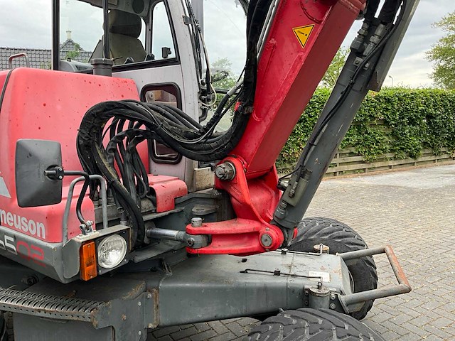 2004 neuson 6502 wd banden graafmachine - afbeelding 14 van  30