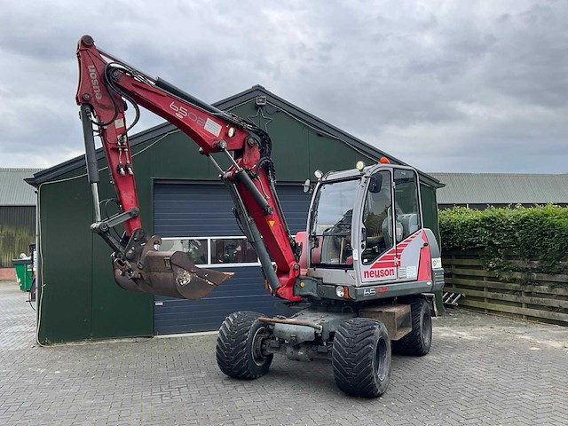 2004 neuson 6502 wd banden graafmachine - afbeelding 1 van  30
