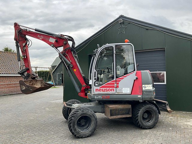 2004 neuson 6502 wd banden graafmachine - afbeelding 2 van  30
