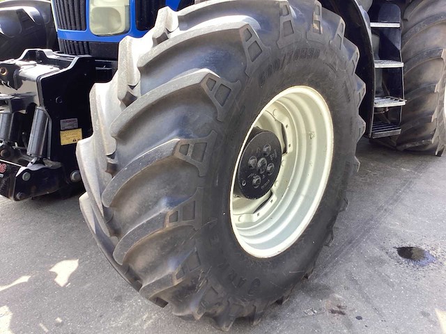 2004 new holland t8030 vierwielaangedreven landbouwtractor - afbeelding 4 van  30