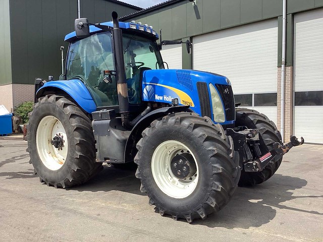 2004 new holland t8030 vierwielaangedreven landbouwtractor - afbeelding 1 van  30