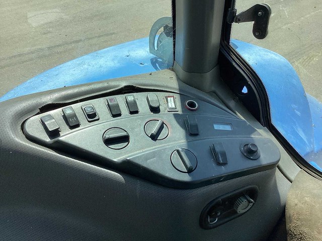 2004 new holland t8030 vierwielaangedreven landbouwtractor - afbeelding 14 van  30