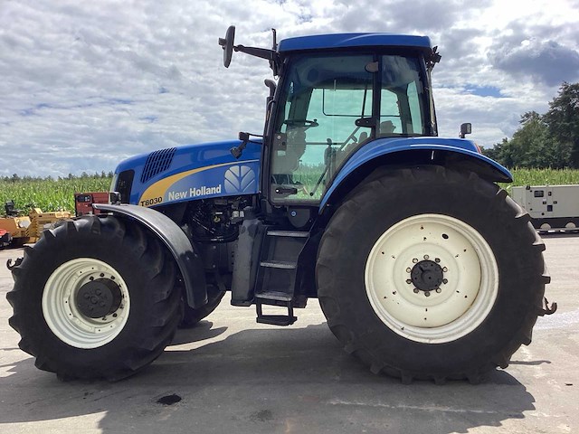 2004 new holland t8030 vierwielaangedreven landbouwtractor - afbeelding 26 van  30