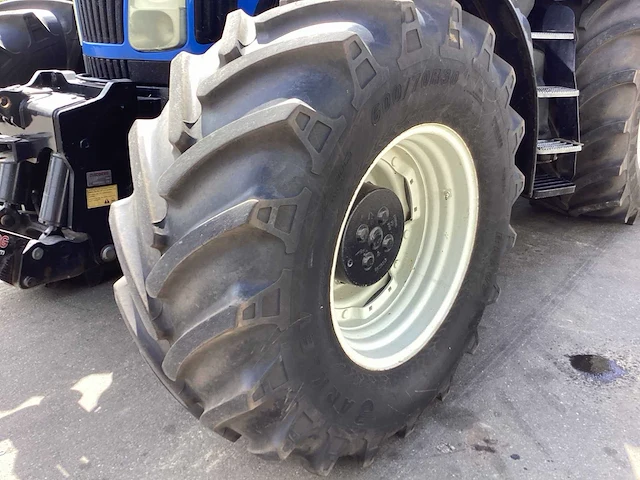 2004 new holland t8030 vierwielaangedreven landbouwtractor - afbeelding 4 van  30