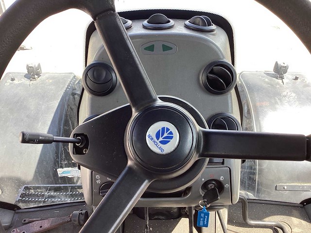 2004 new holland t8030 vierwielaangedreven landbouwtractor - afbeelding 2 van  6