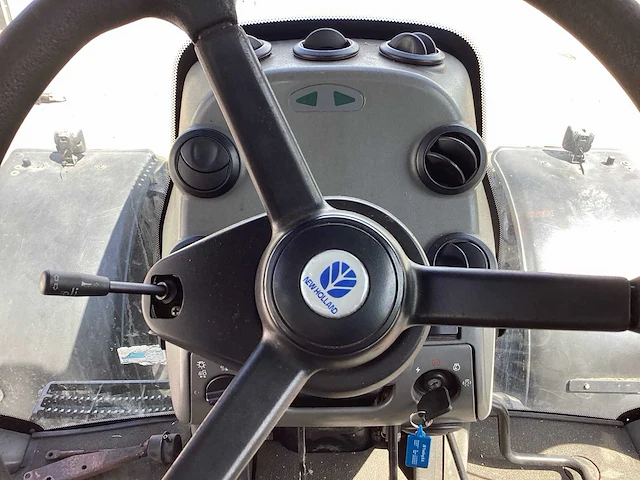 2004 new holland t8030 vierwielaangedreven landbouwtractor - afbeelding 19 van  30