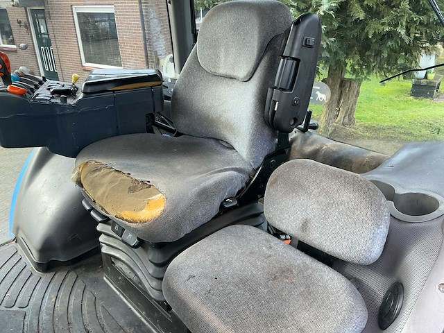 2004 new holland (tg230) t8030 vierwielaangedreven landbouwtractor - afbeelding 8 van  17