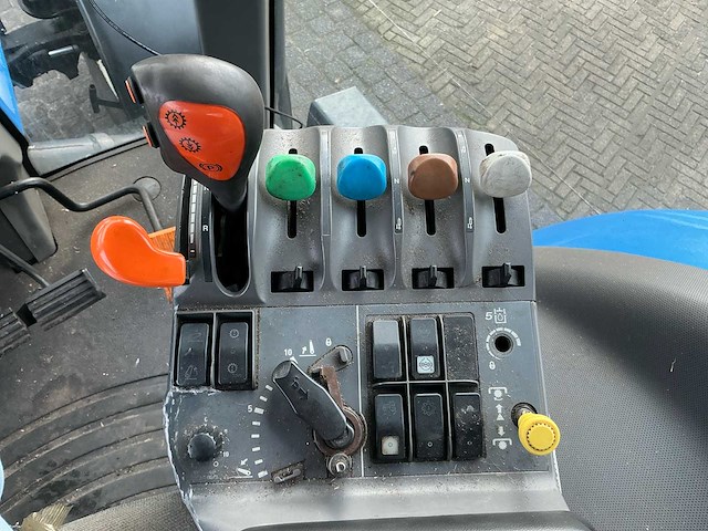 2004 new holland (tg230) t8030 vierwielaangedreven landbouwtractor - afbeelding 12 van  17