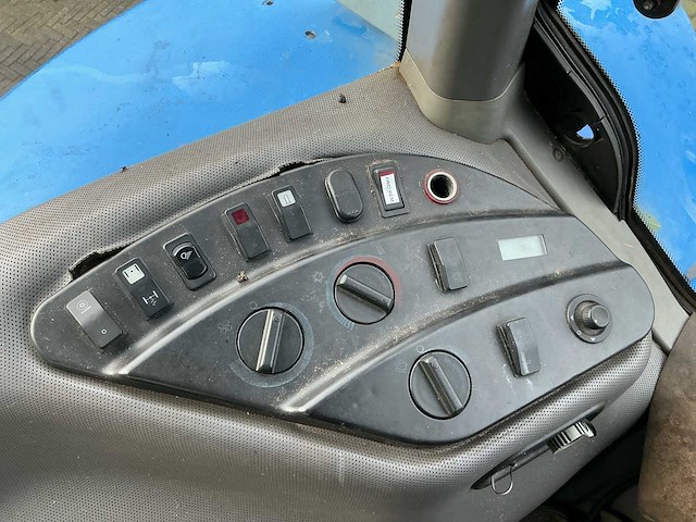 2004 new holland (tg230) t8030 vierwielaangedreven landbouwtractor - afbeelding 13 van  17