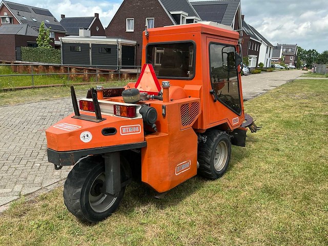 2004 nimos portier 11 werktuigdrager met veegborstels - afbeelding 34 van  37