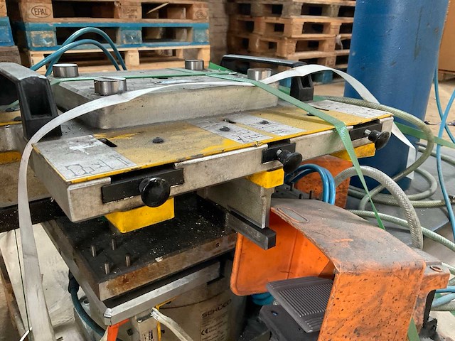 2004 schüco basispresse pneumatische aluminium profiel hoekpers - afbeelding 8 van  15