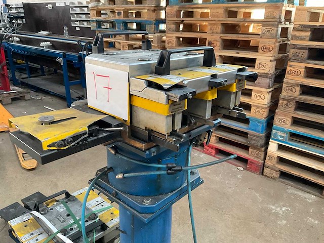 2004 schüco basispresse pneumatische aluminium profiel hoekpers - afbeelding 12 van  15
