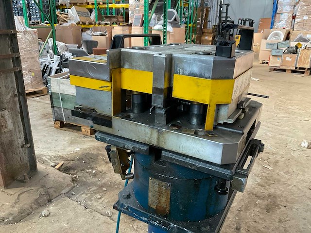 2004 schüco basispresse pneumatische aluminium profiel hoekpers - afbeelding 2 van  30