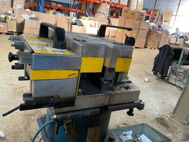 2004 schüco basispresse pneumatische aluminium profiel hoekpers - afbeelding 3 van  30